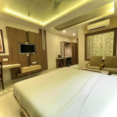 Hotel Kuber Palace: Beachfront Comfort with Temple Proximity Puri Exterior photo
