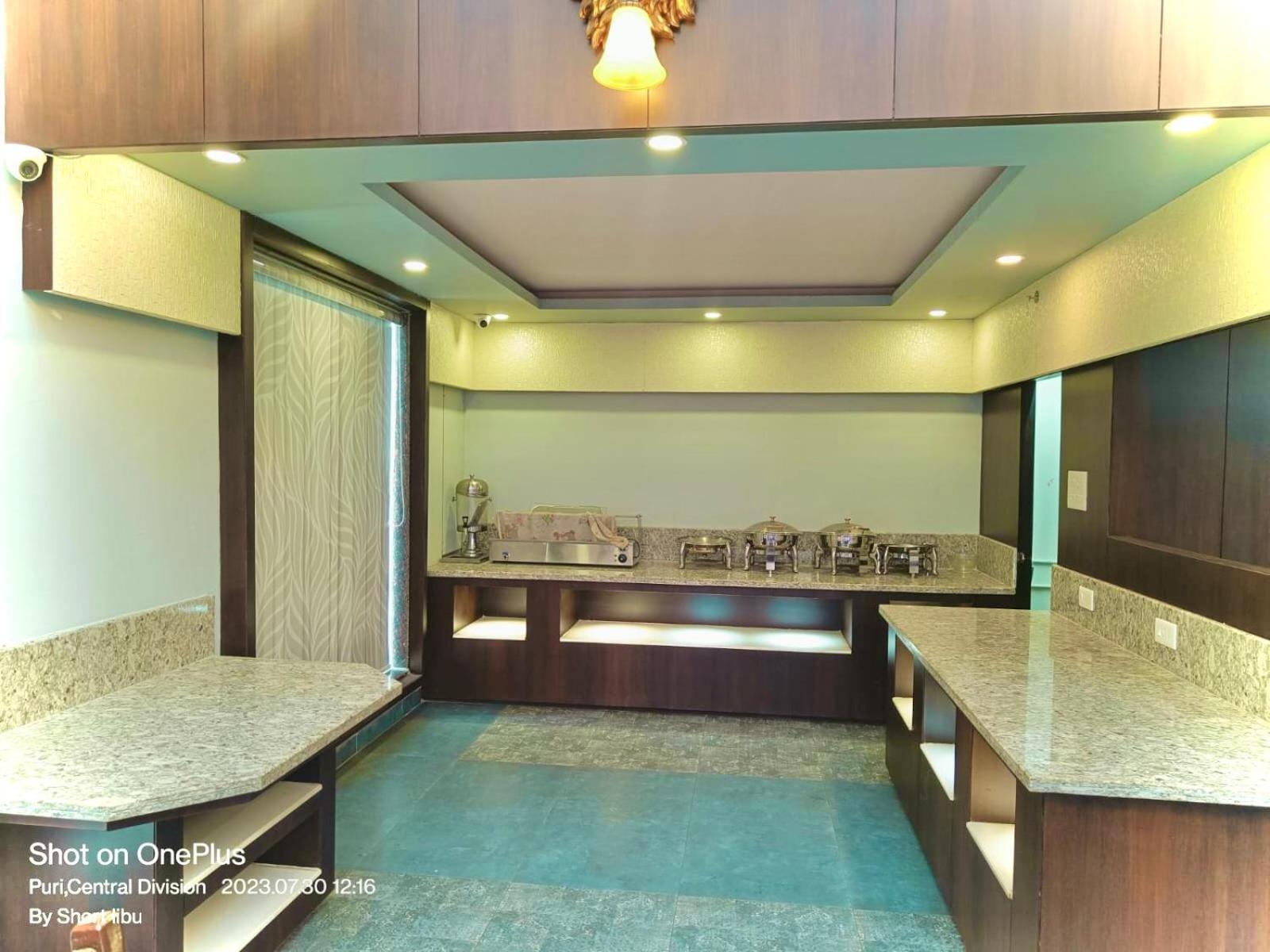 Hotel Kuber Palace: Beachfront Comfort with Temple Proximity Puri Exterior photo