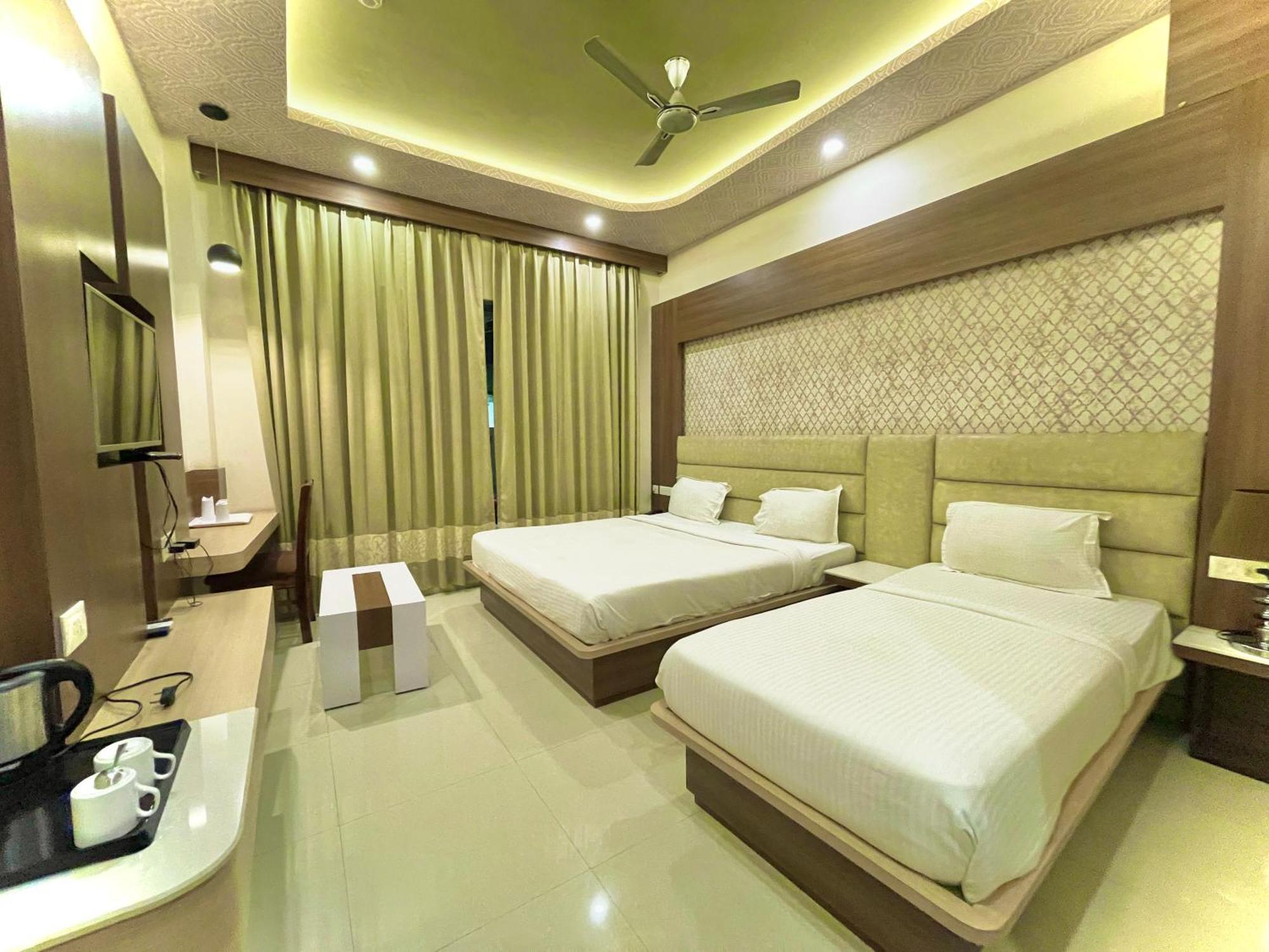 Hotel Kuber Palace: Beachfront Comfort with Temple Proximity Puri Exterior photo